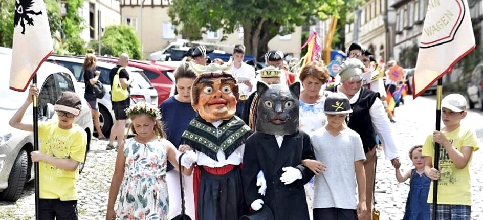 City celebrated with cat-head couple